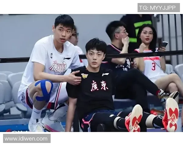 胡明轩在篮球赛场上的崛起与成长历程探讨 胡明轩在篮球赛场上的崛起与成长历程探讨